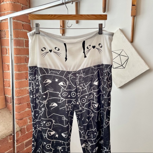 The CAT’S PAJAMA pants, large, $12 - Picture 3 of 12